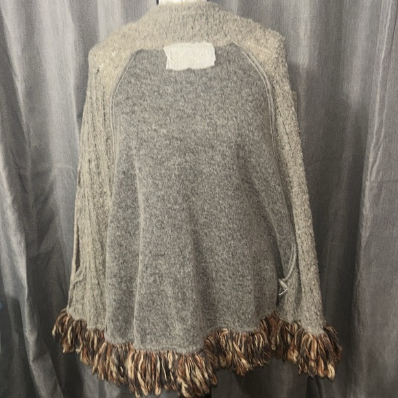 MariLu 3 button, opening for arms poncho, shawl, medium (?)I purchased in Italy - Picture 6 of 8